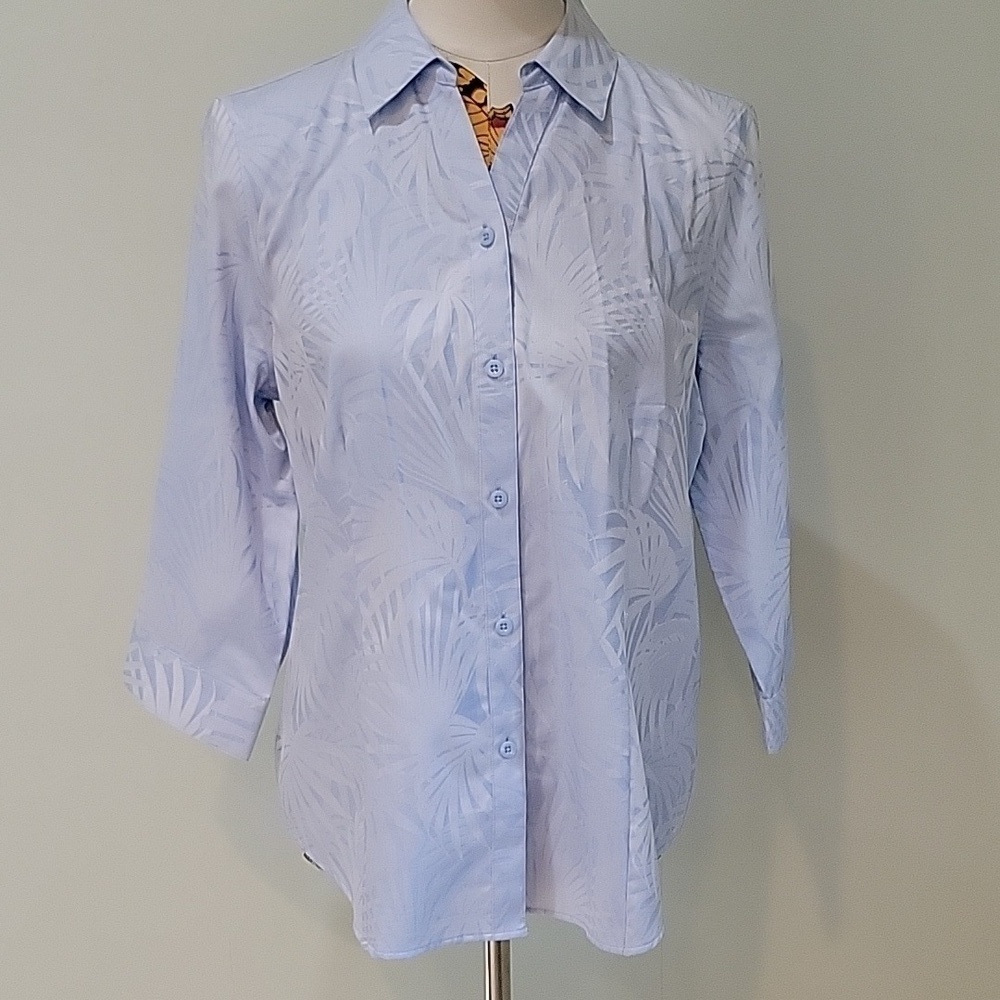 CHICOS blue button down shirt wrinkle resistant 100% cotton Size 8